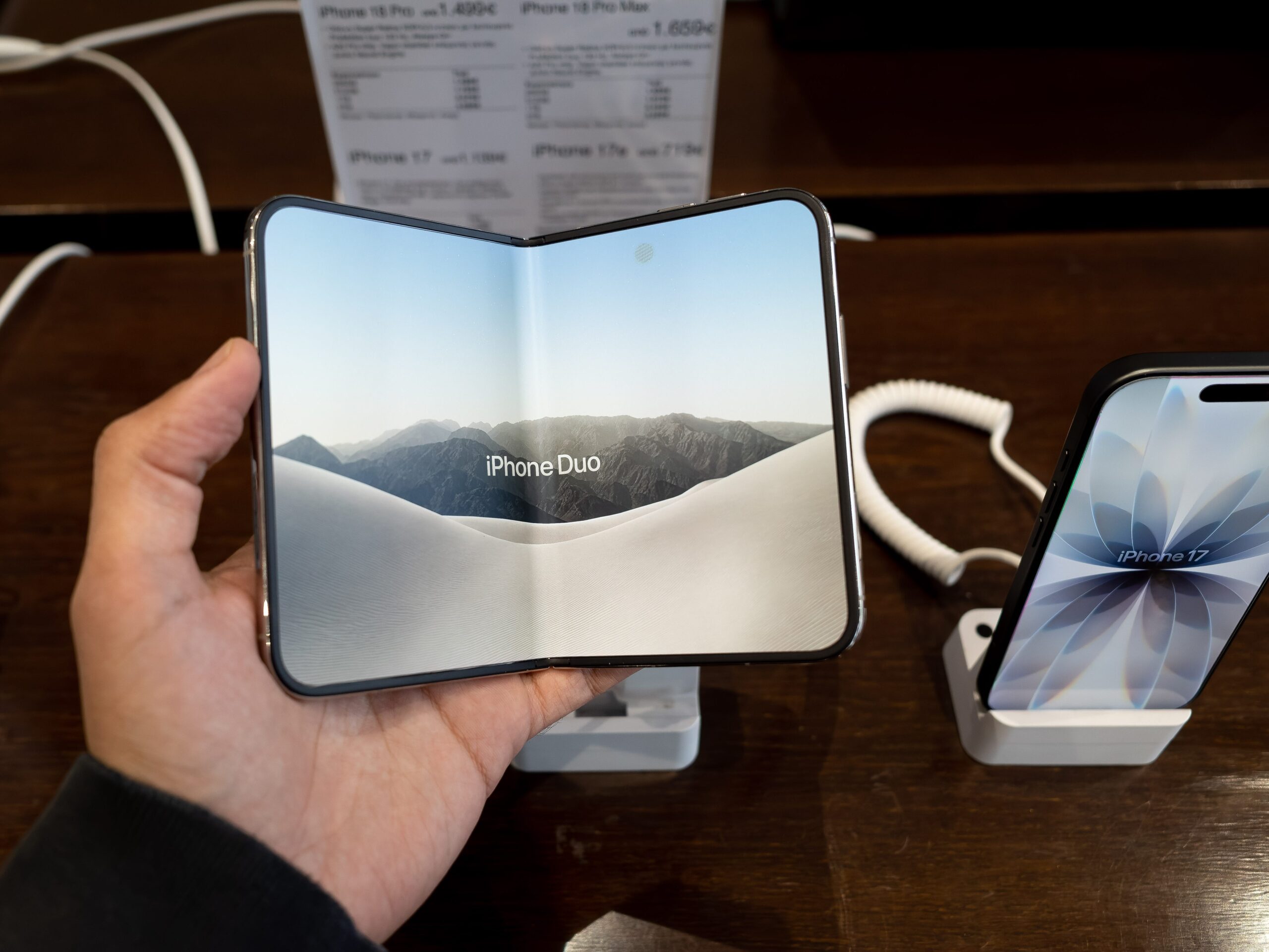 apple’s-iphone-duo-is-getting-roasted-over-screen-cracks