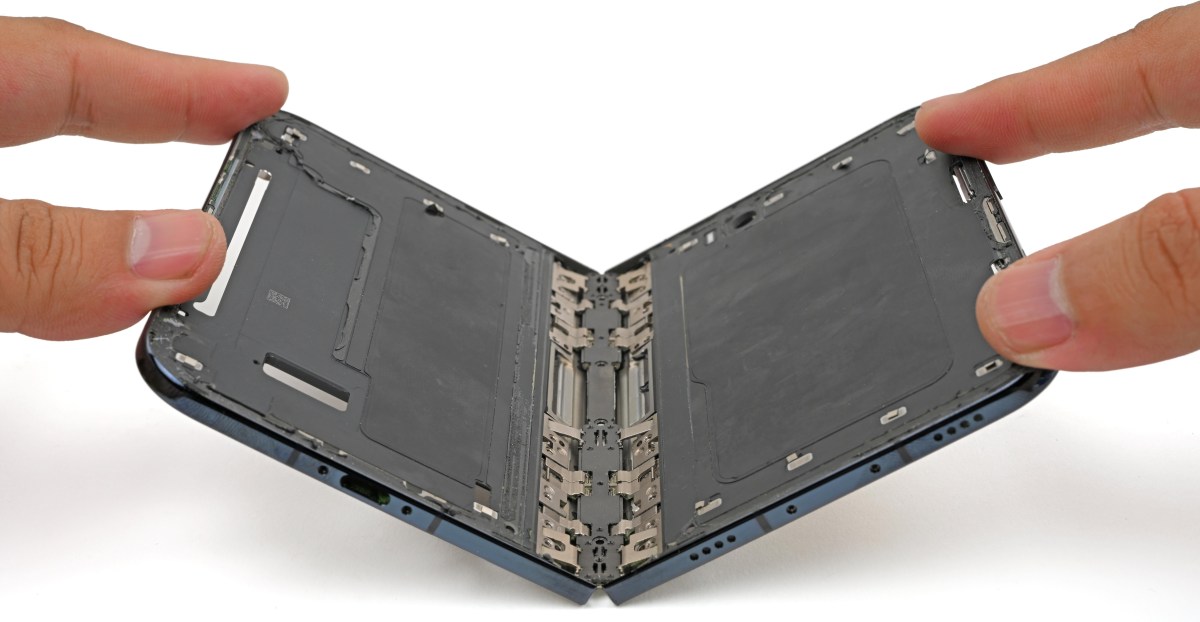 here’s-why-the-iphone-duo’s-hinge-could-be-cracking-the-screen