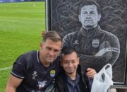 cinta-tanpa-batas,-bobotoh-asal-aceh-beri-hadiah-lukisan-untuk-pemain-dan-pelatih-persib